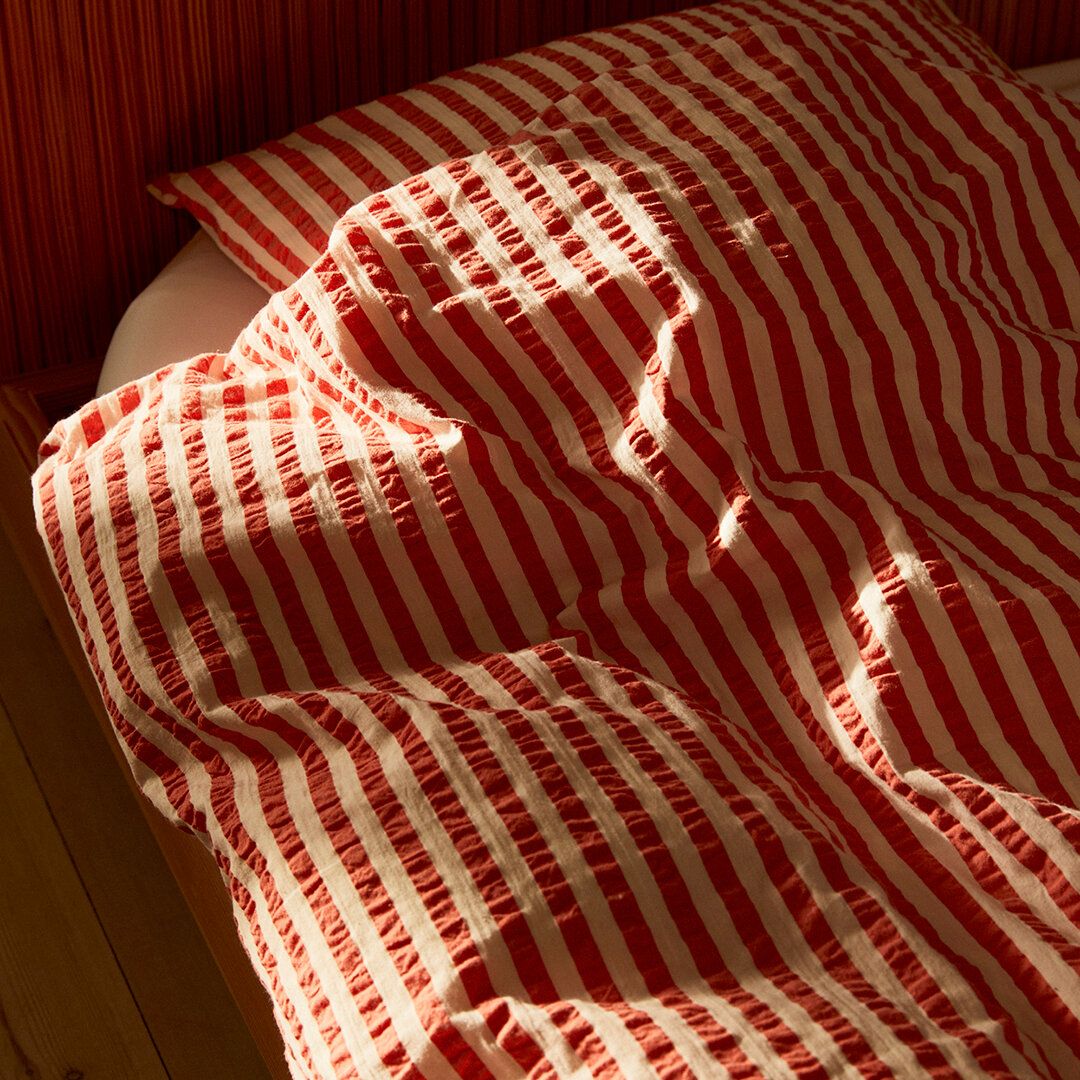 Juna Bæk & Bølge linjer sängkläder 140x200 cm, chili/björk