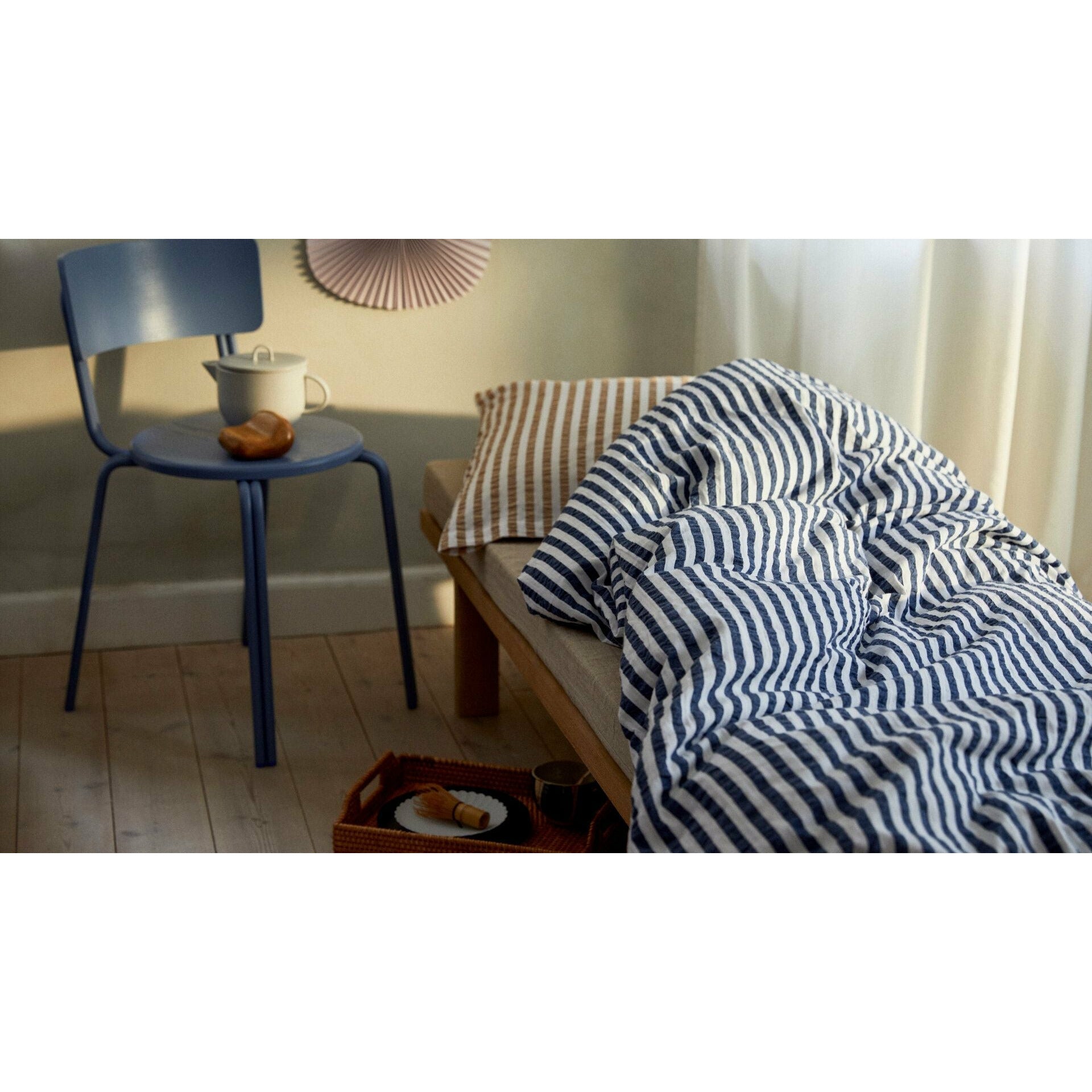JUNA Bæk y Bølge Lines Bed Linen 140x200 cm, azul oscuro/blanco