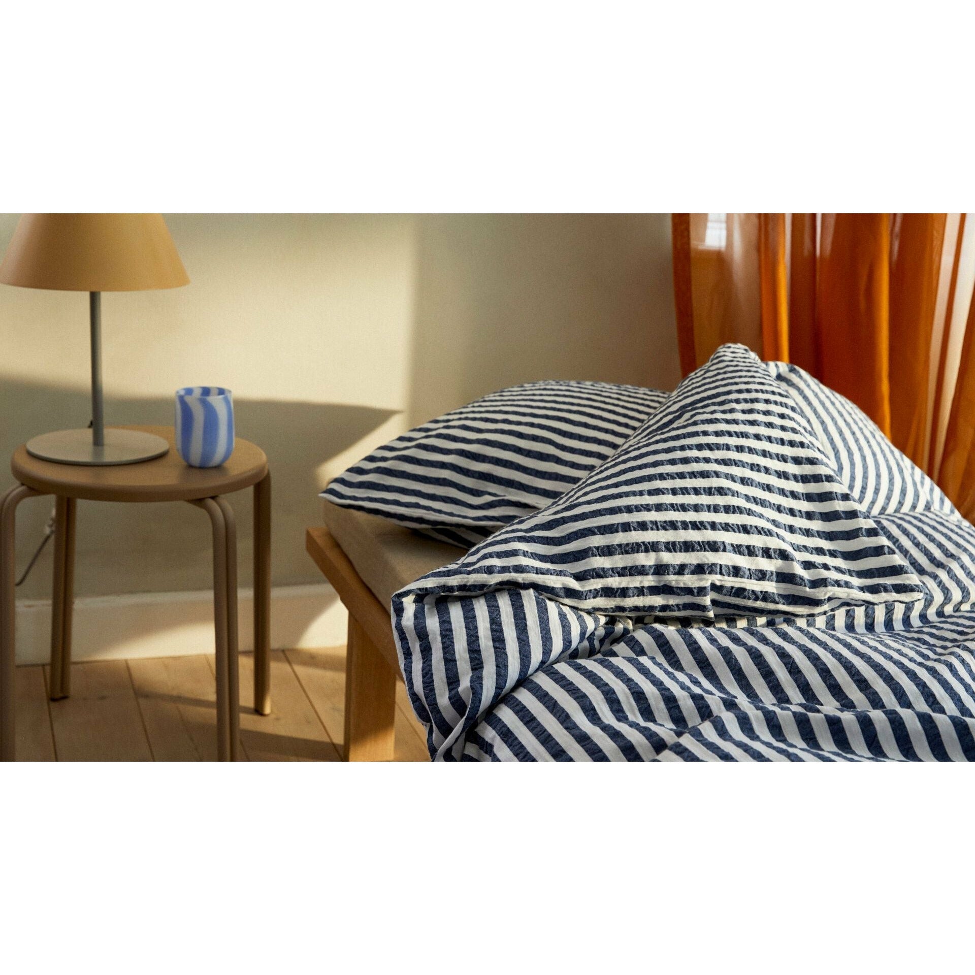 Juna Bæk & Bølge linjer sängkläder 140x200 cm, mörkblå/vit