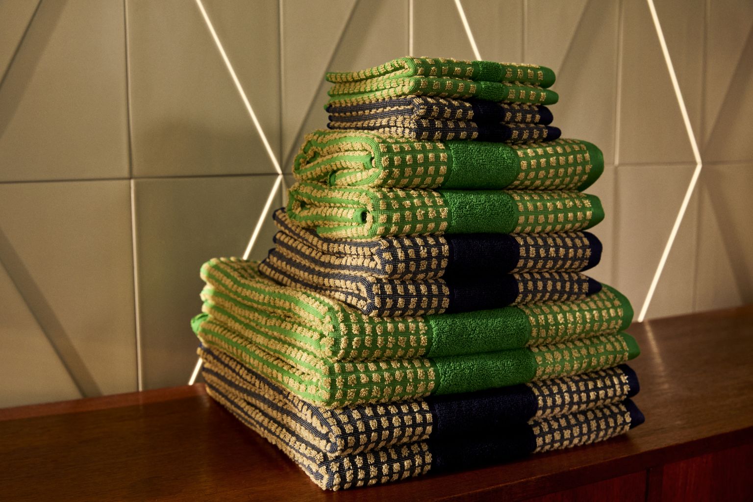 JUNA Kontroller håndklæde 50 x100 cm, grøn/beige