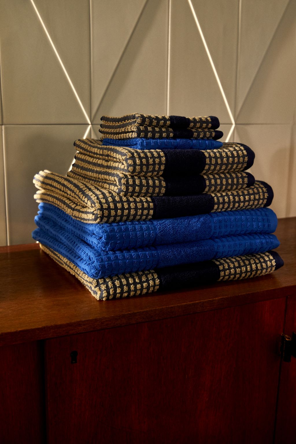 Juna Controleer handdoek 70 x140 cm, donkerblauw/zand