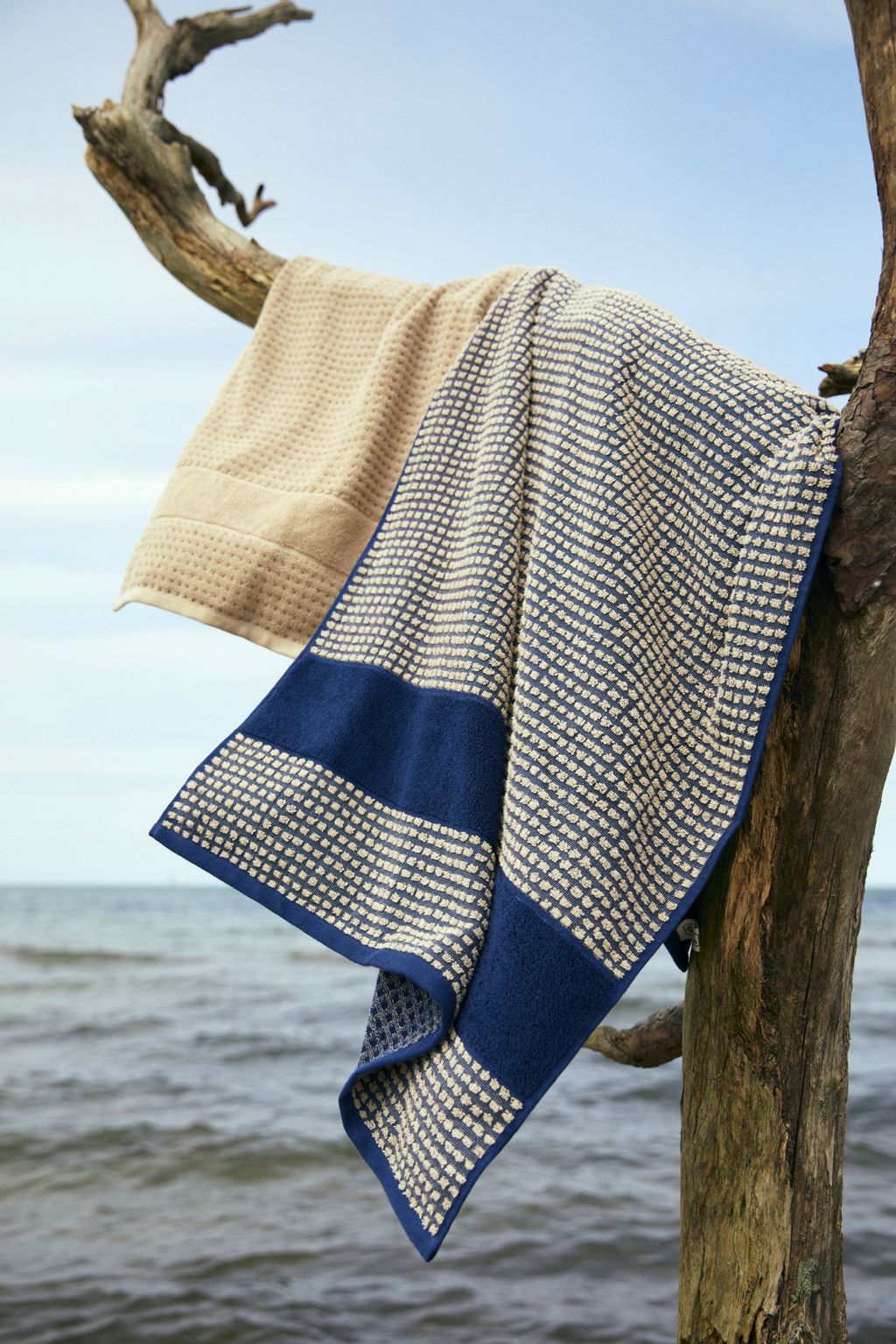 Juna Kontrollera handduken 70 x140 cm, mörkblå/sand