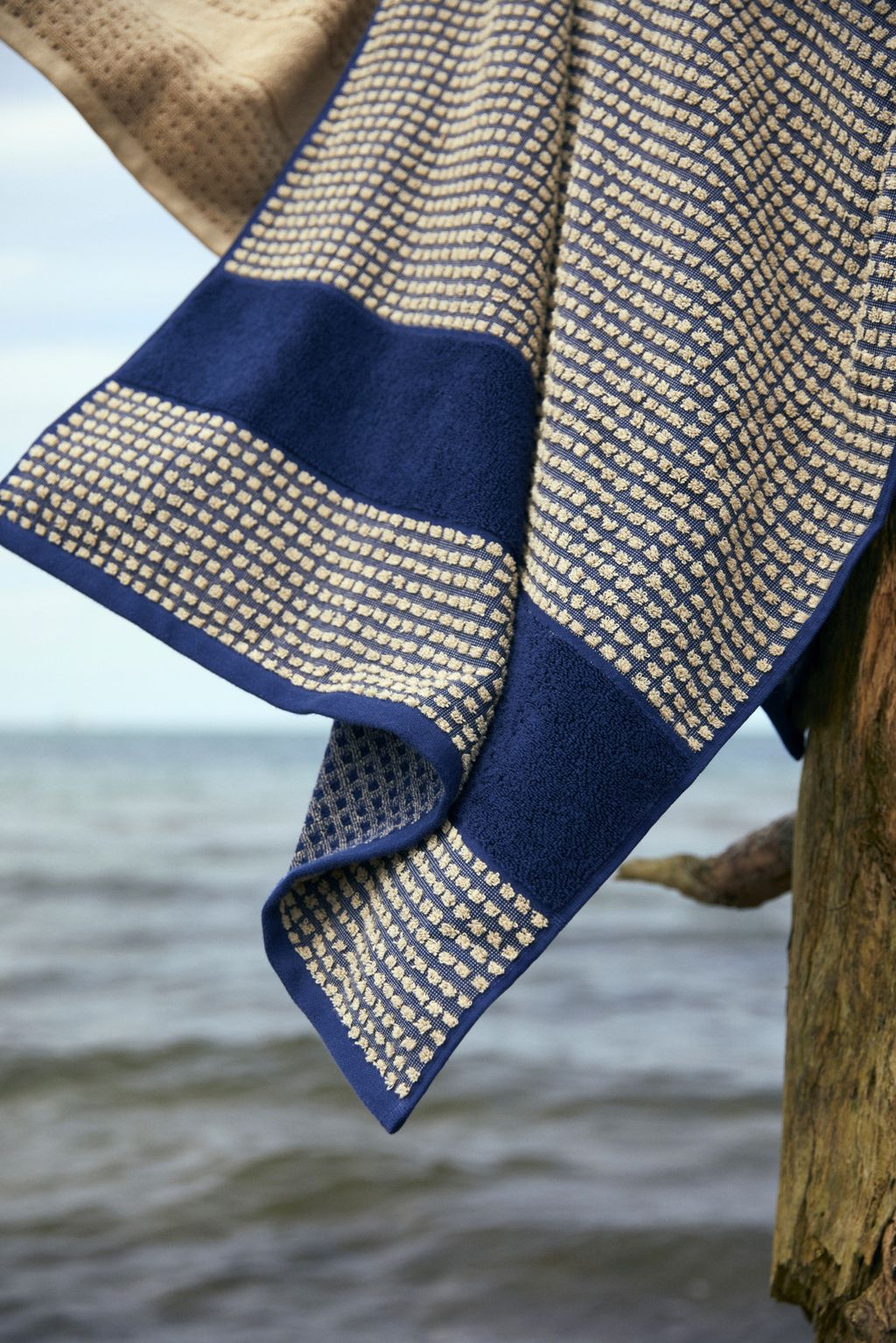 JUNA Vérifiez la serviette 70 x140 cm, bleu foncé / sable