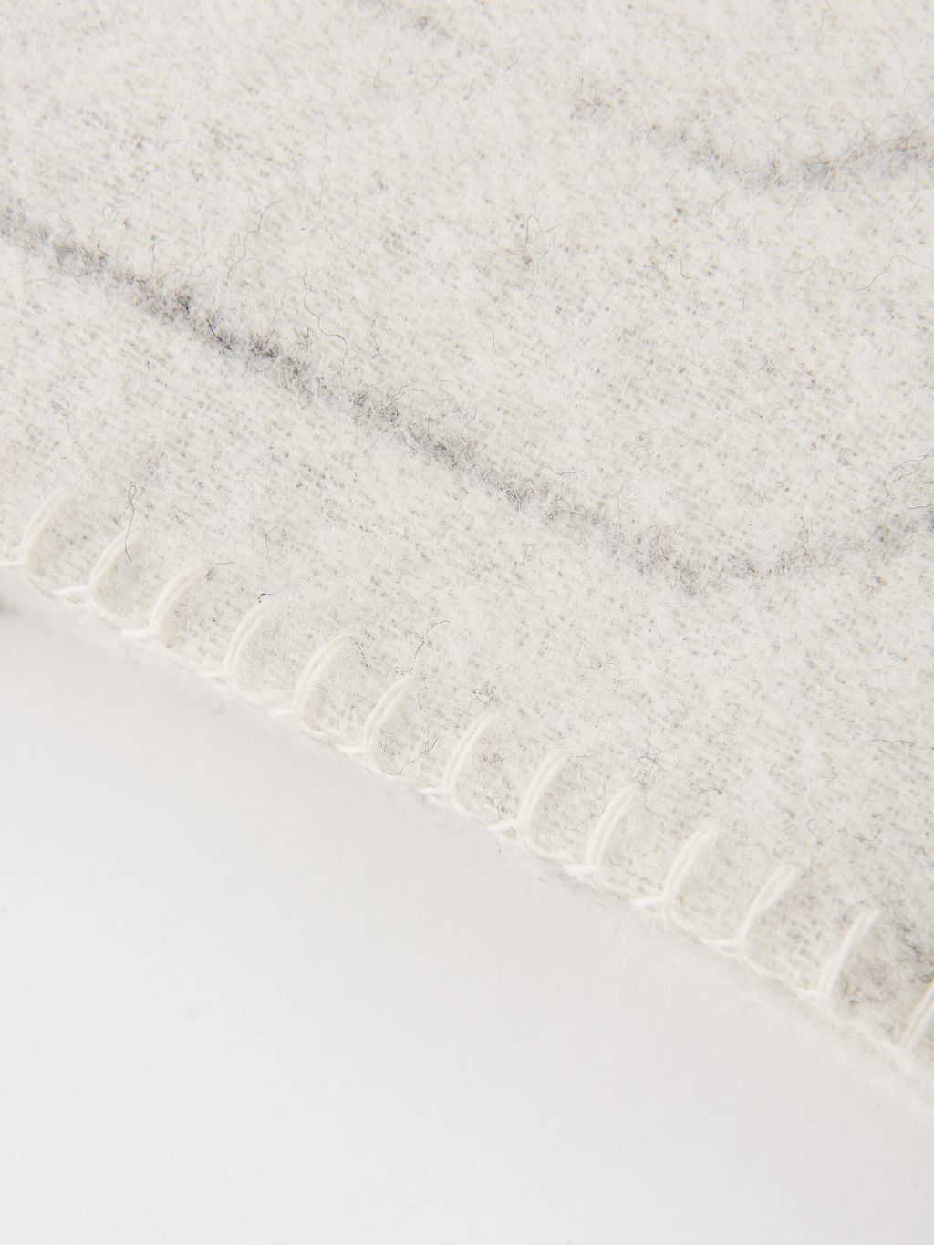 用手动细条纹毯子制成的白色