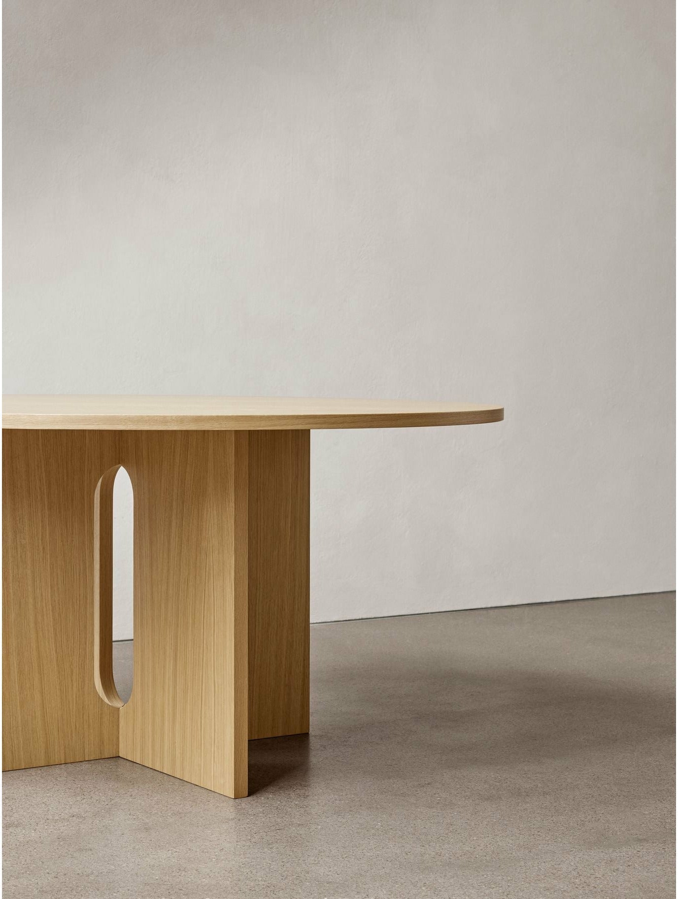 Audo Copenhagen Androgyne matbord mörkt färgad ek/mörk färgad ek, Ø120 cm