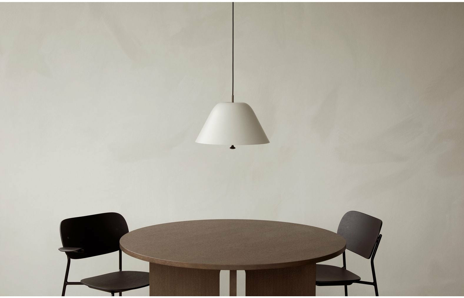 Audo Copenhagen Androgyne spisebord mørk farvet eg/mørk farvet eg, ø120 cm