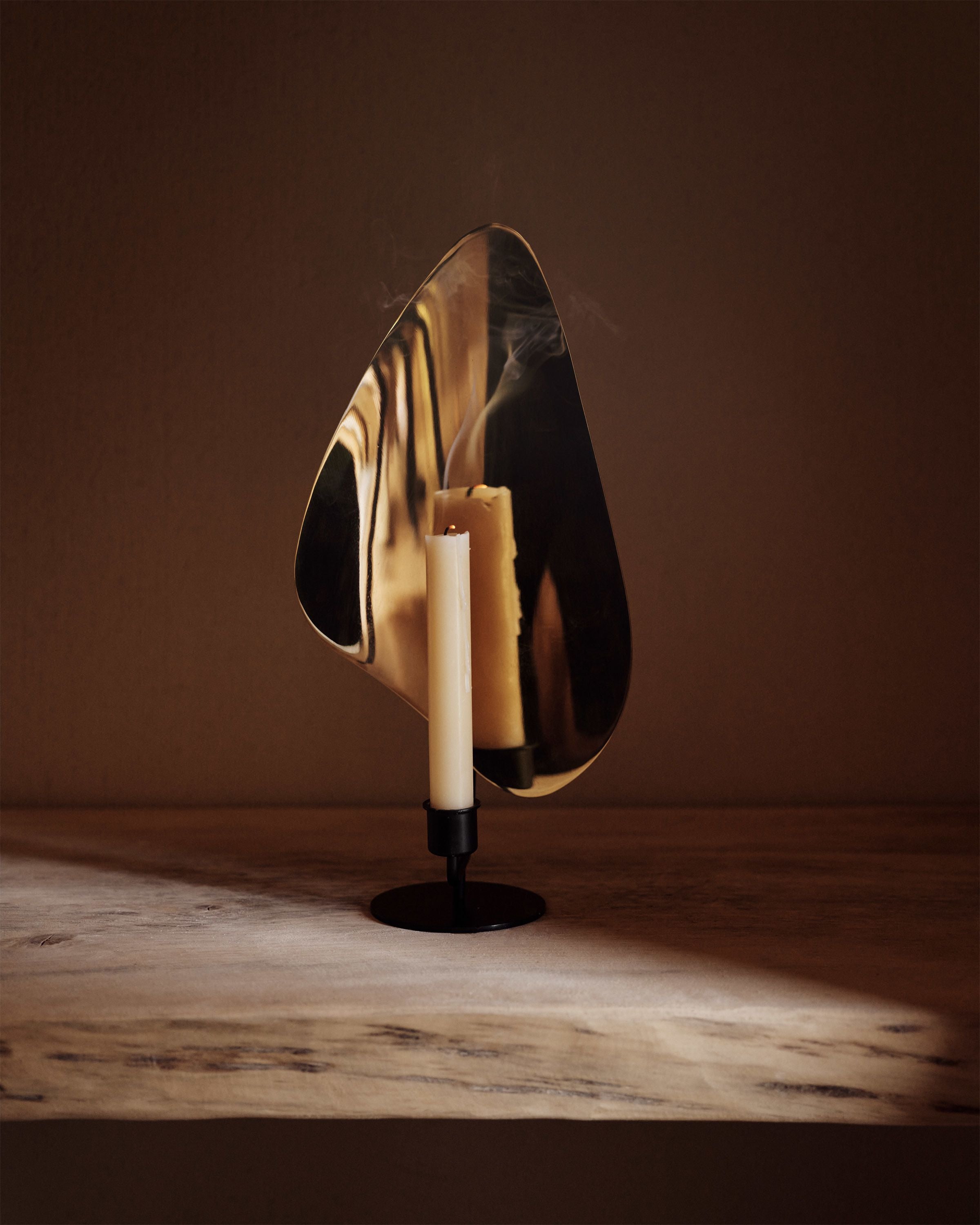 Audo Copenhagen Flambeau -pöytäkynttilänjalka 30 cm, pronssinen messinki/harmaa