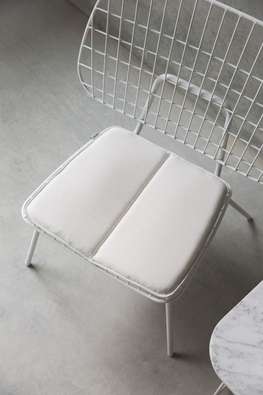 Audo Copenhagen WM String Seat Cushion inomhus/matsal, mörkgrå