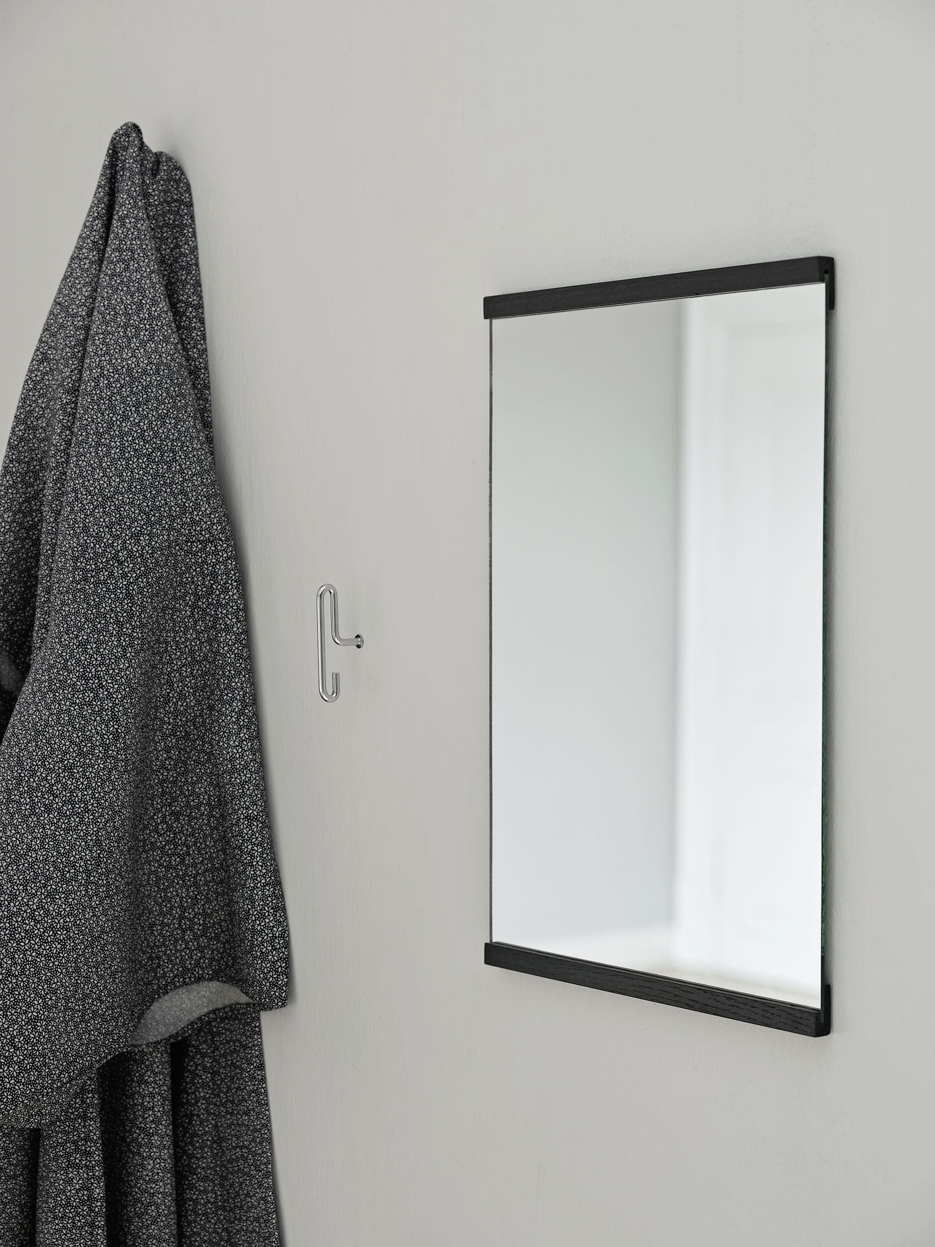 Moebe Rectangular Wall Mirror 43,3x30 Cm, Black