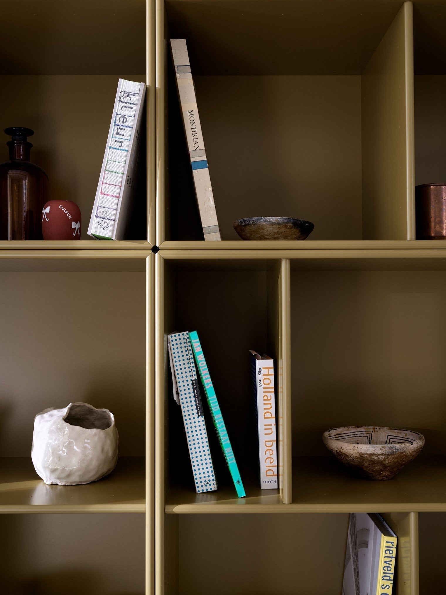 Montana lees de ruime boekenplank met 3 cm plint, balsamico bruin