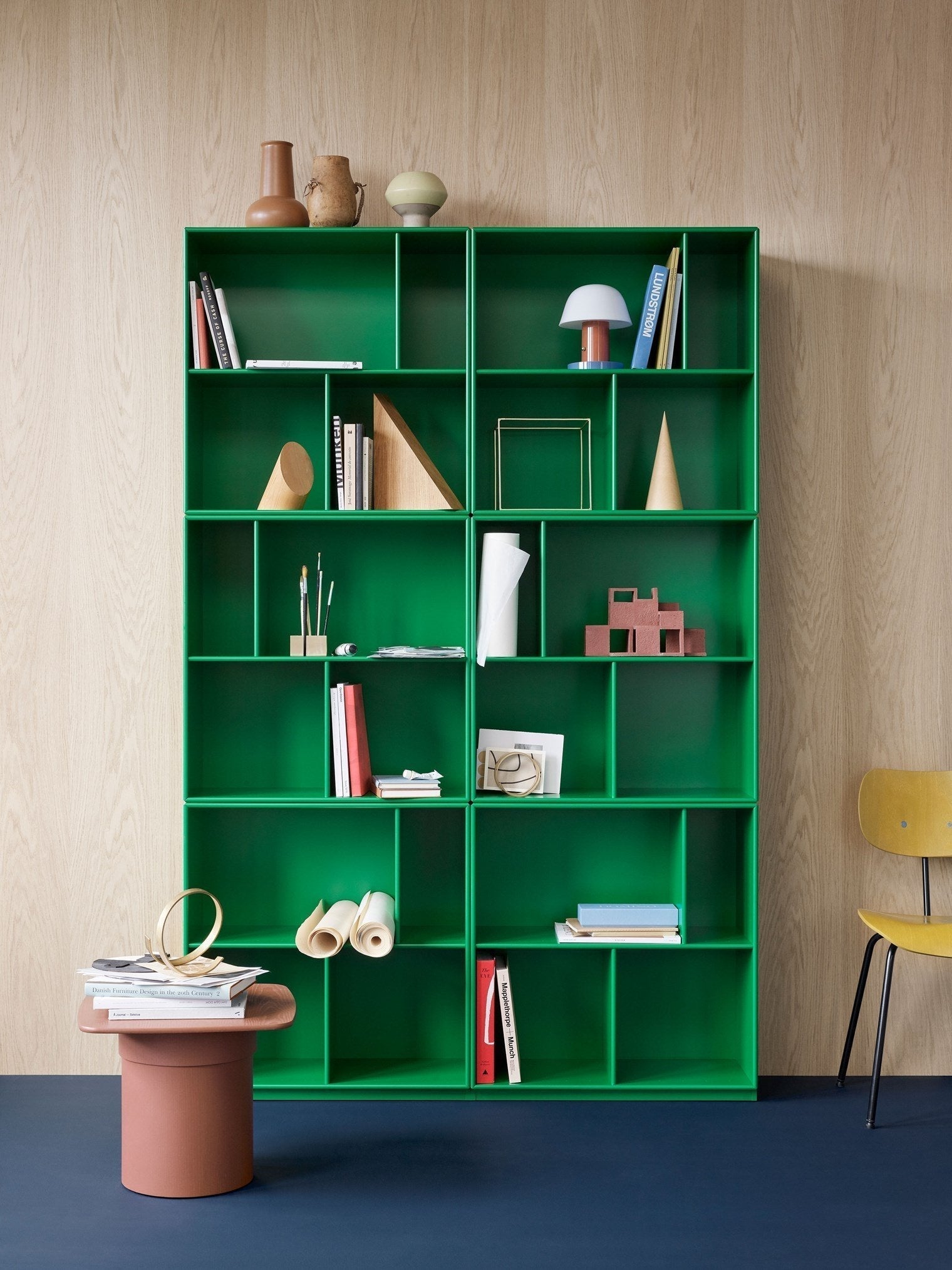 Montana Lesen Sie ein geräumiges Bücherregal mit 3 cm Sockel, Oregano Green