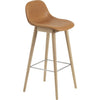 Muuto纤维杆椅，带靠背木腿，纤维/皮革座椅，棕色干邑皮革
