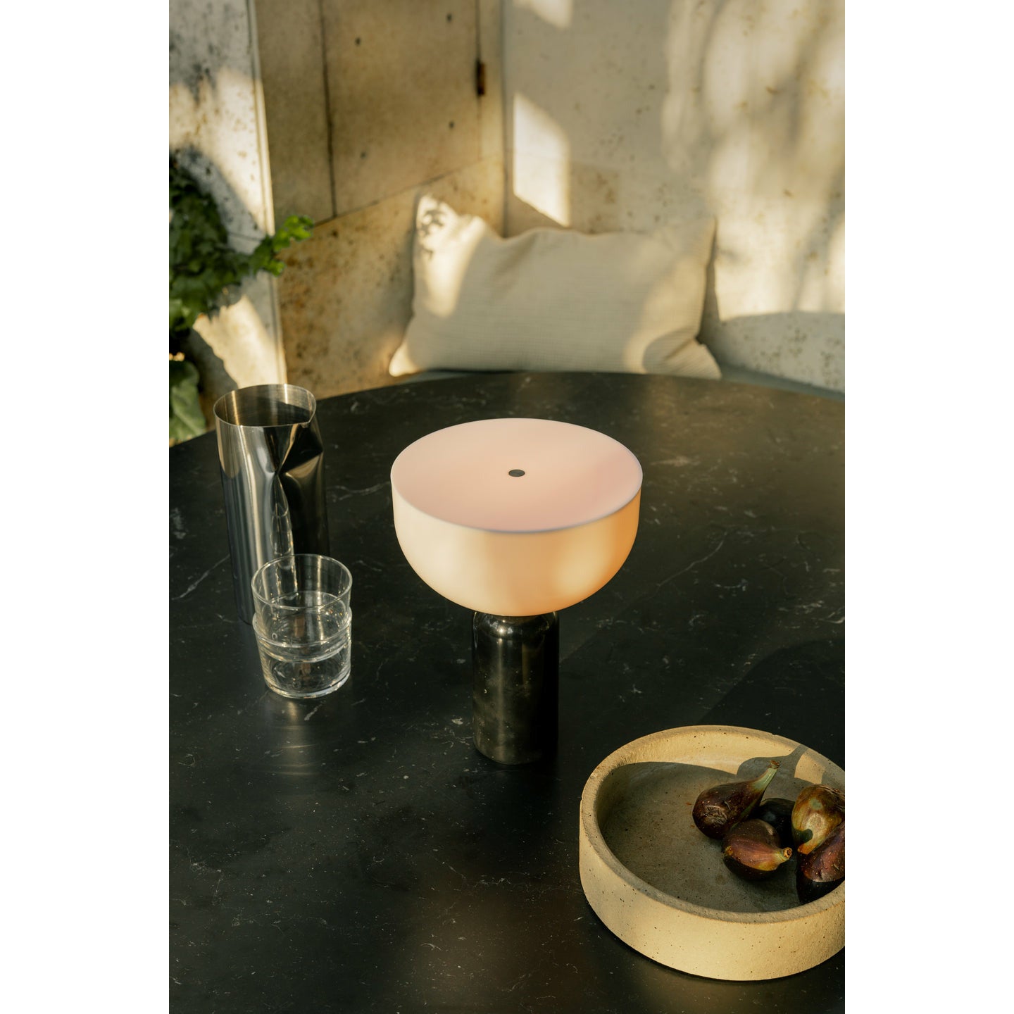 New Works Lampe de table portable Kizu, marbre noir