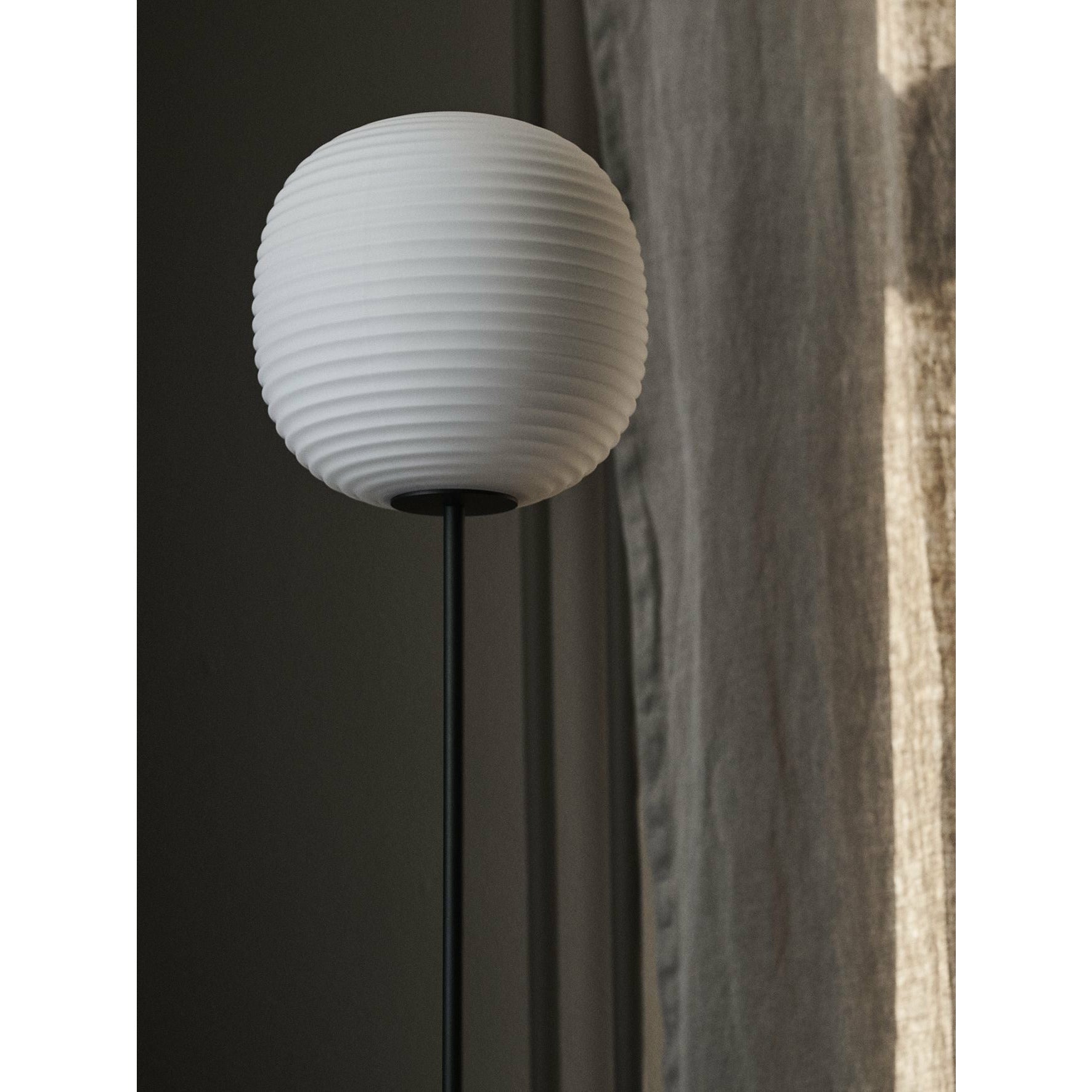 Lámpara de piso de linterna de Nuevo Obras, Ø30 cm