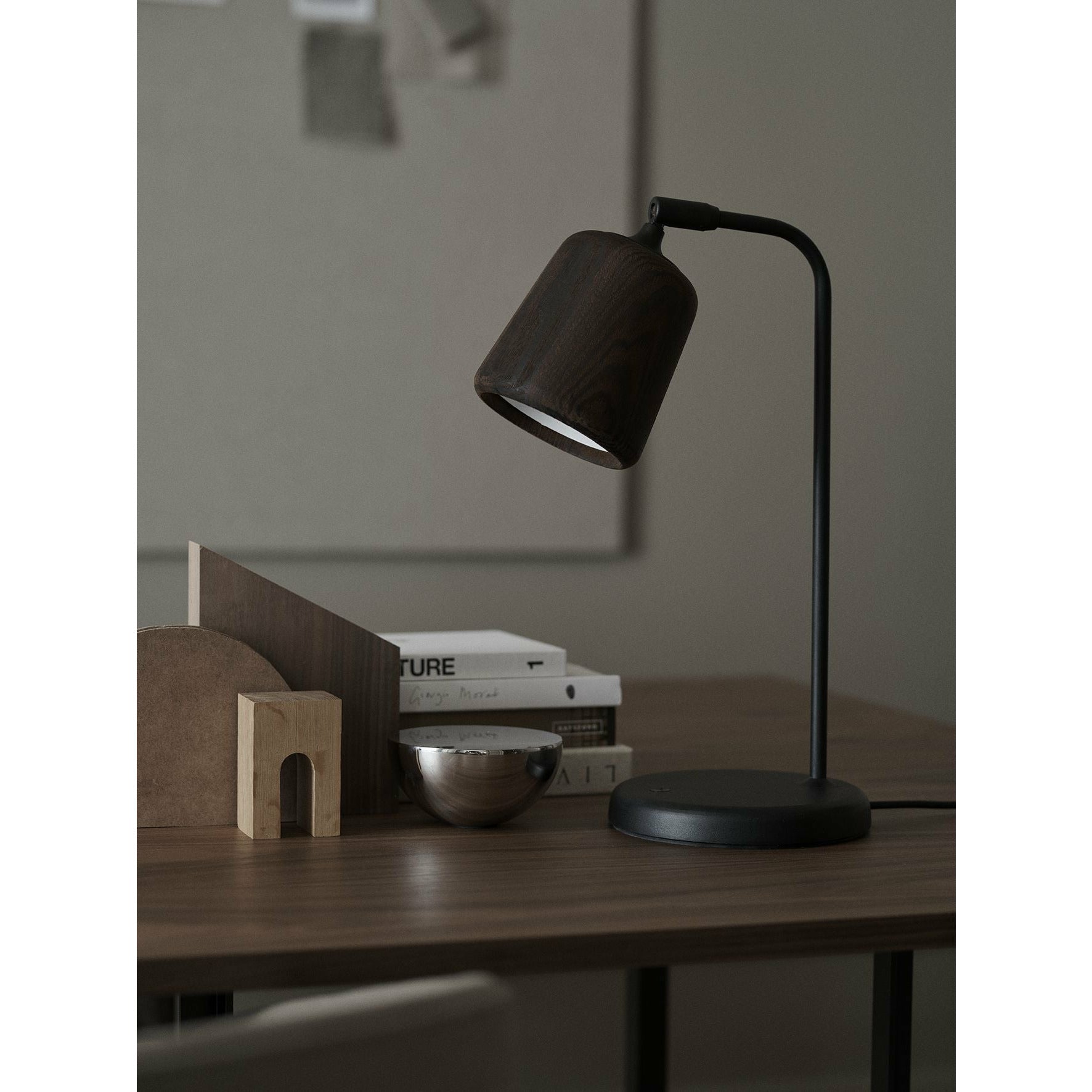 New Works Lampe de table de matériau, chêne fumé