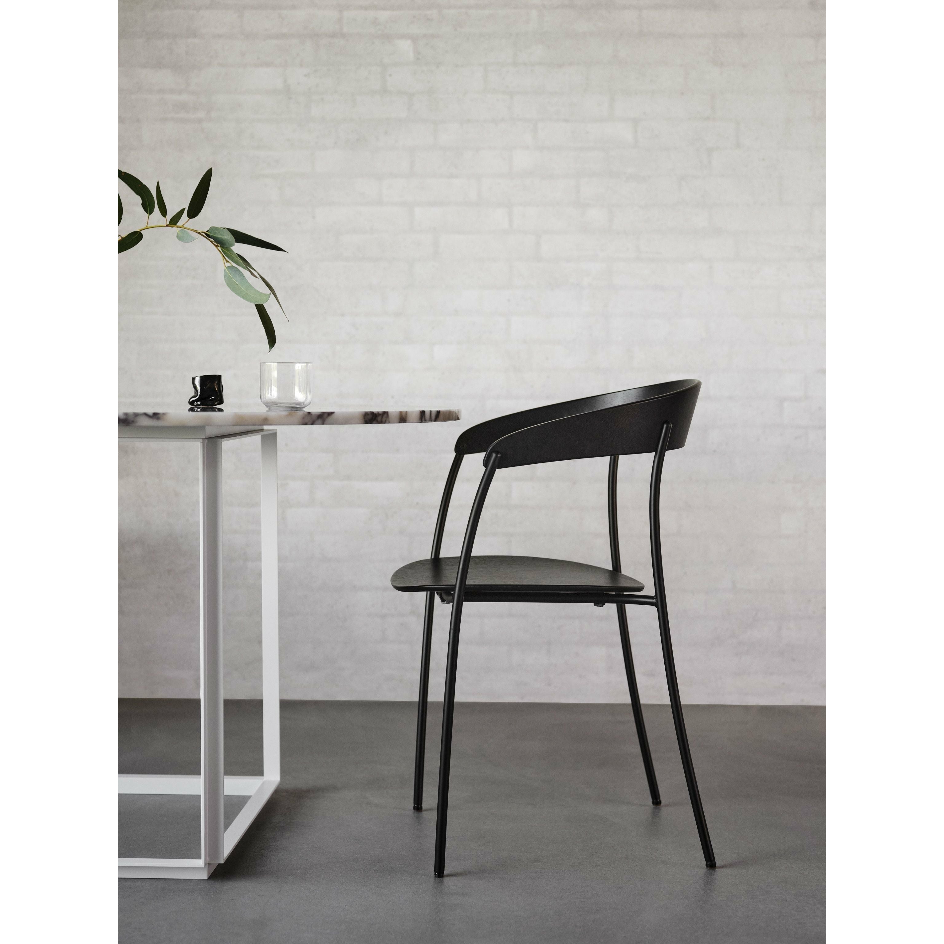 New Works Missing Dining Chair mit Armlehne, Eiche Schwarz