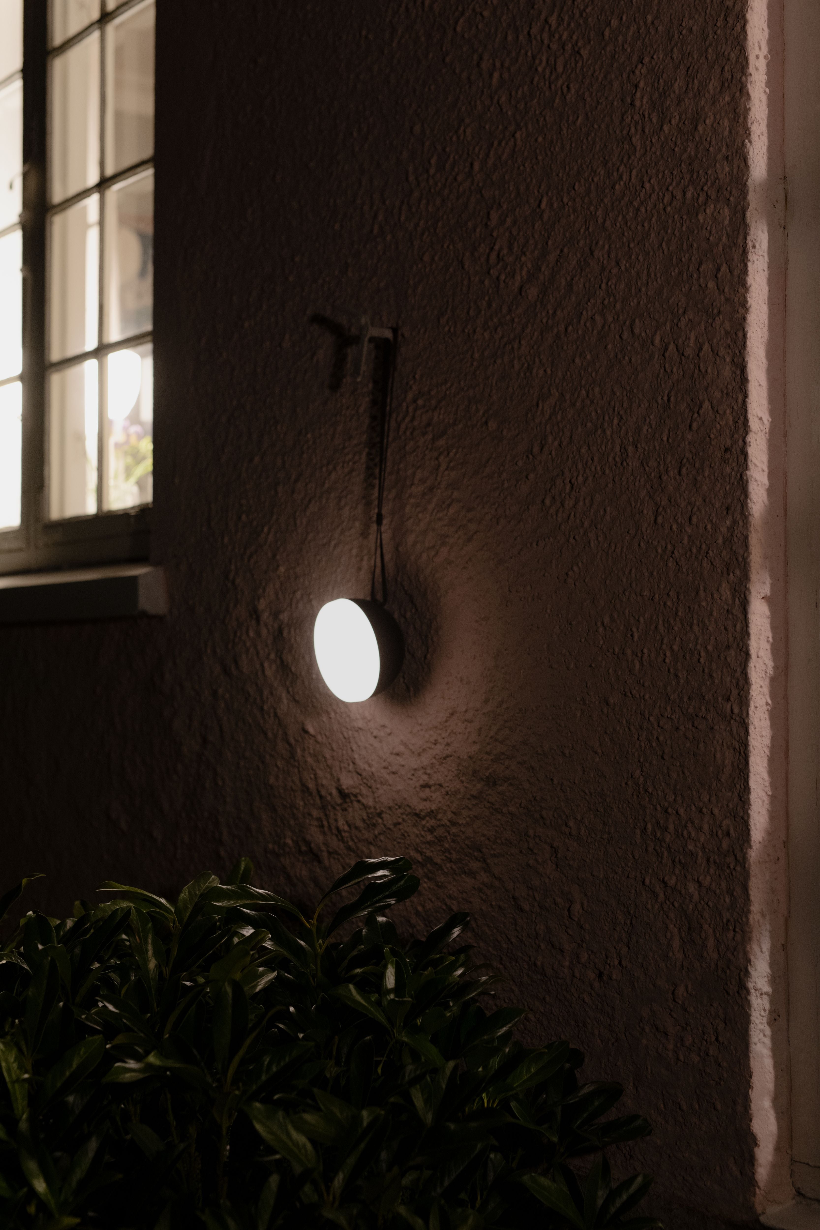 Sphere Adventure Light Tischlampe Tragbar, Warmes Grau - New Works