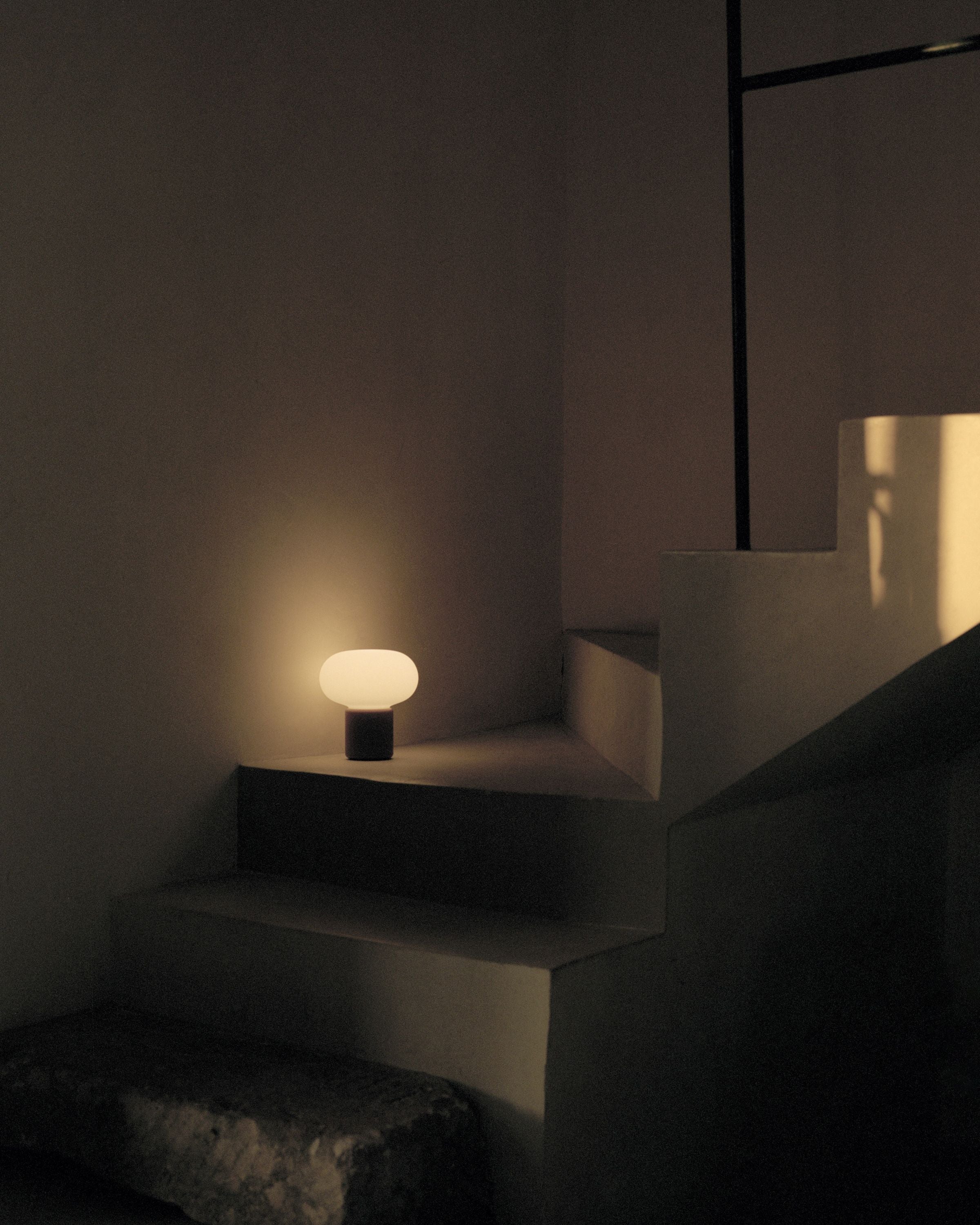 New Works Lampe de table portable Karl Johan, noir froid