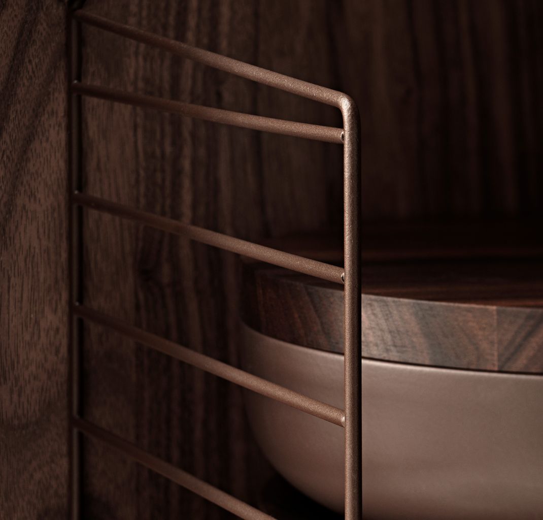 String Furniture Merkkijonojärjestelmän sivupaneeli, jossa jalusta 30x200 cm ruskea, sarja 2