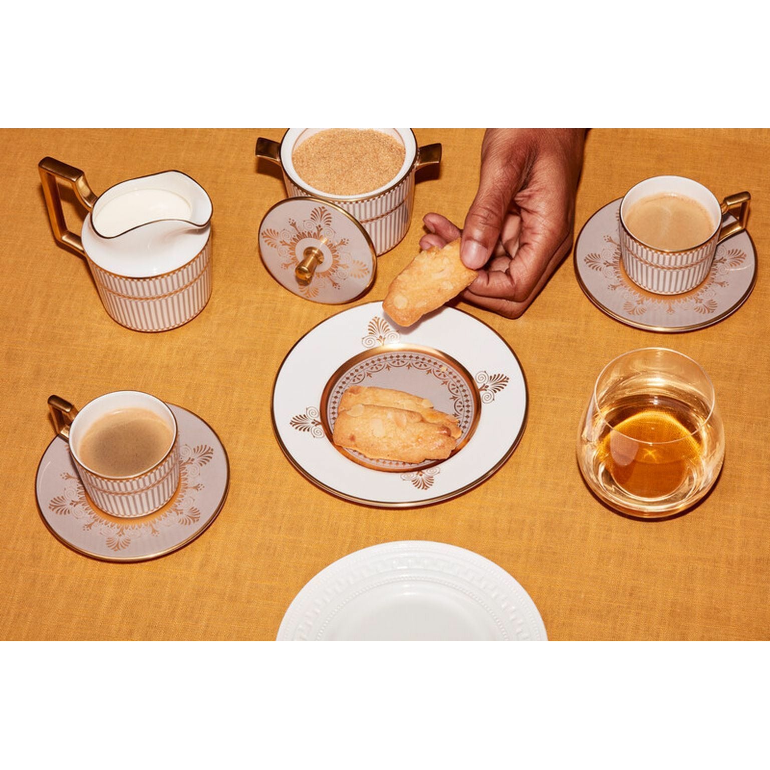 Caz de té gris y platillo de Wedgwood Anthemion