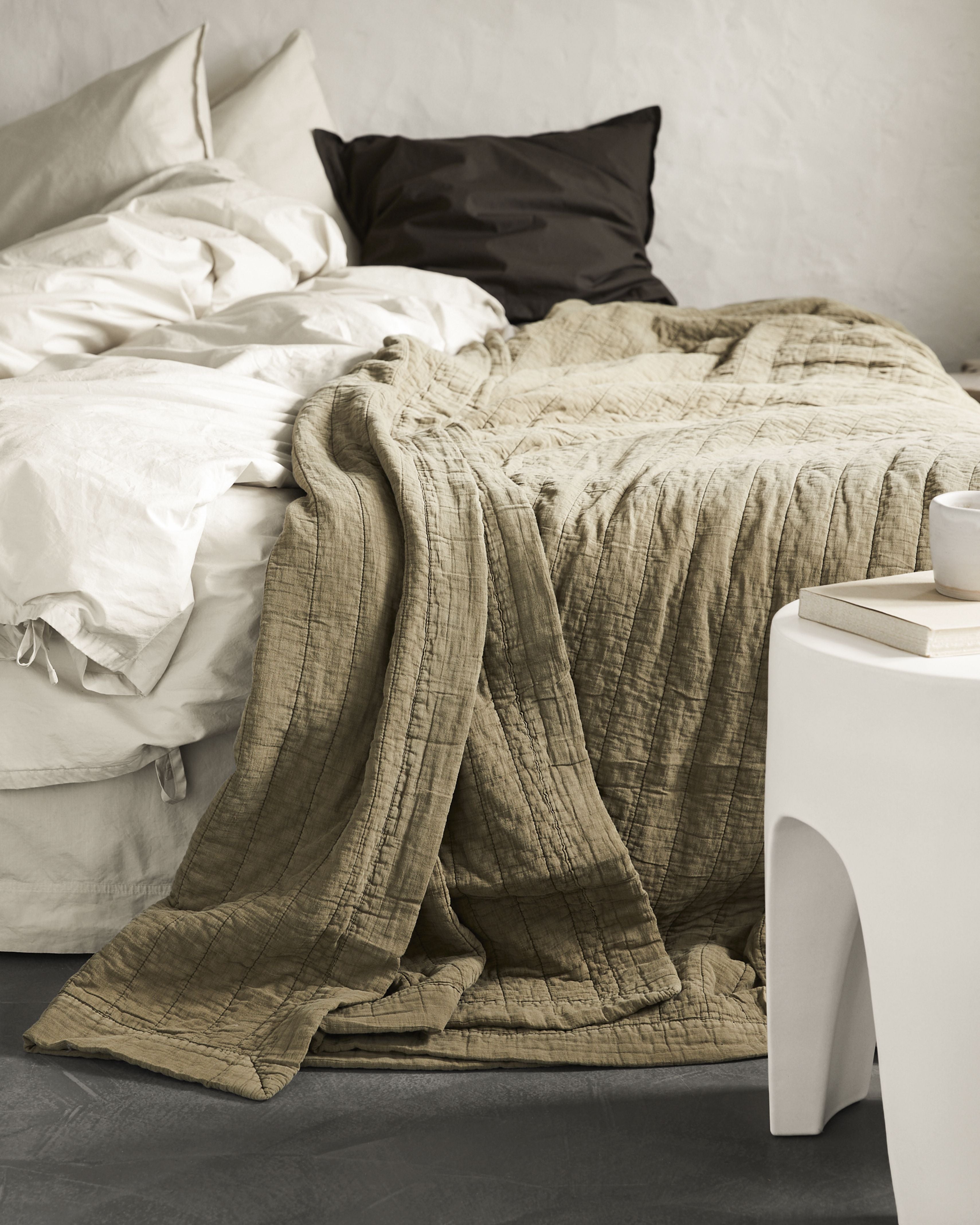 Af Nord Magnhild quiltet sengetæppe 280x280 cm, frø