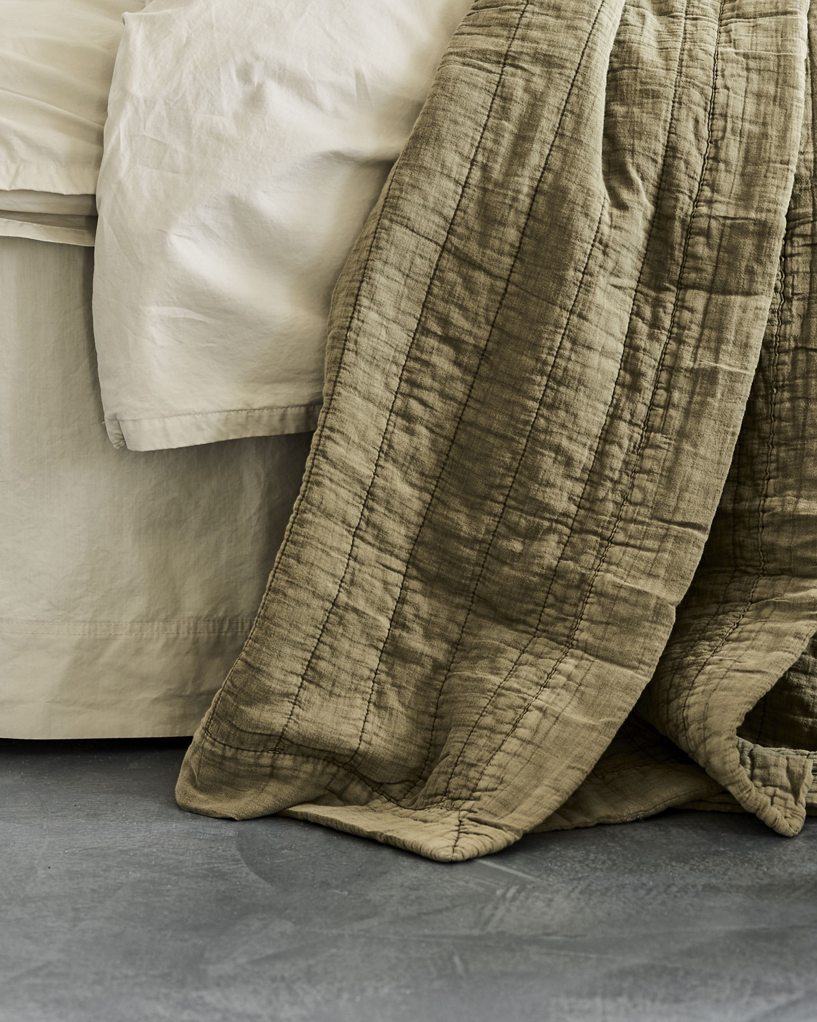 Af Nord Magnhild quiltet sengetæppe 280x280 cm, frø