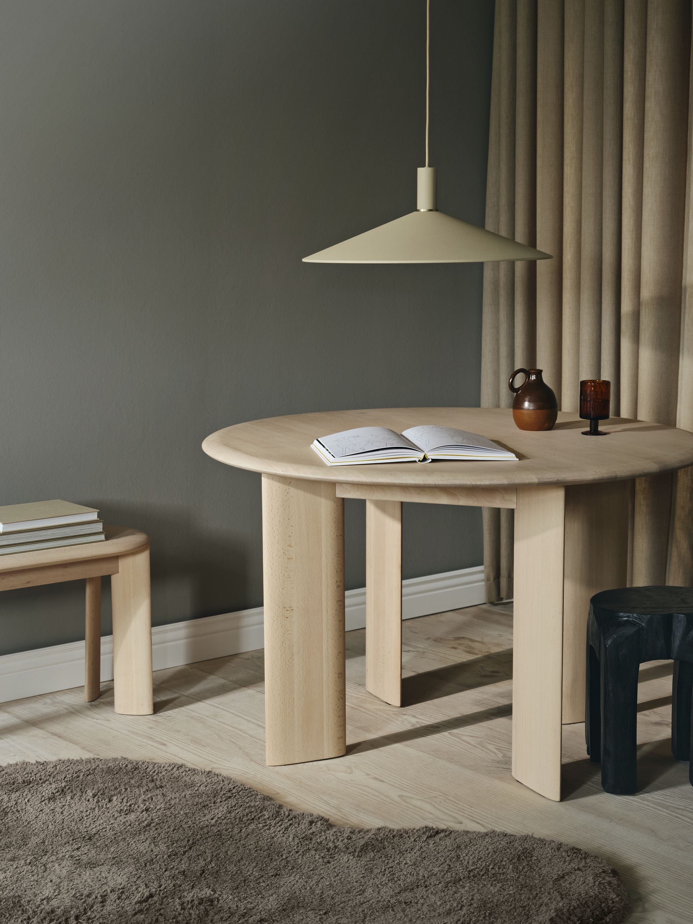 Ferm Living Table biseautée ronde ø117 cm, hêtre huilé blanc